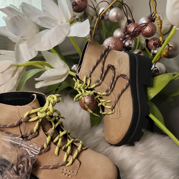 UGG Brisbane Lace-up Waterproof Boot new - Picture 4 of 10